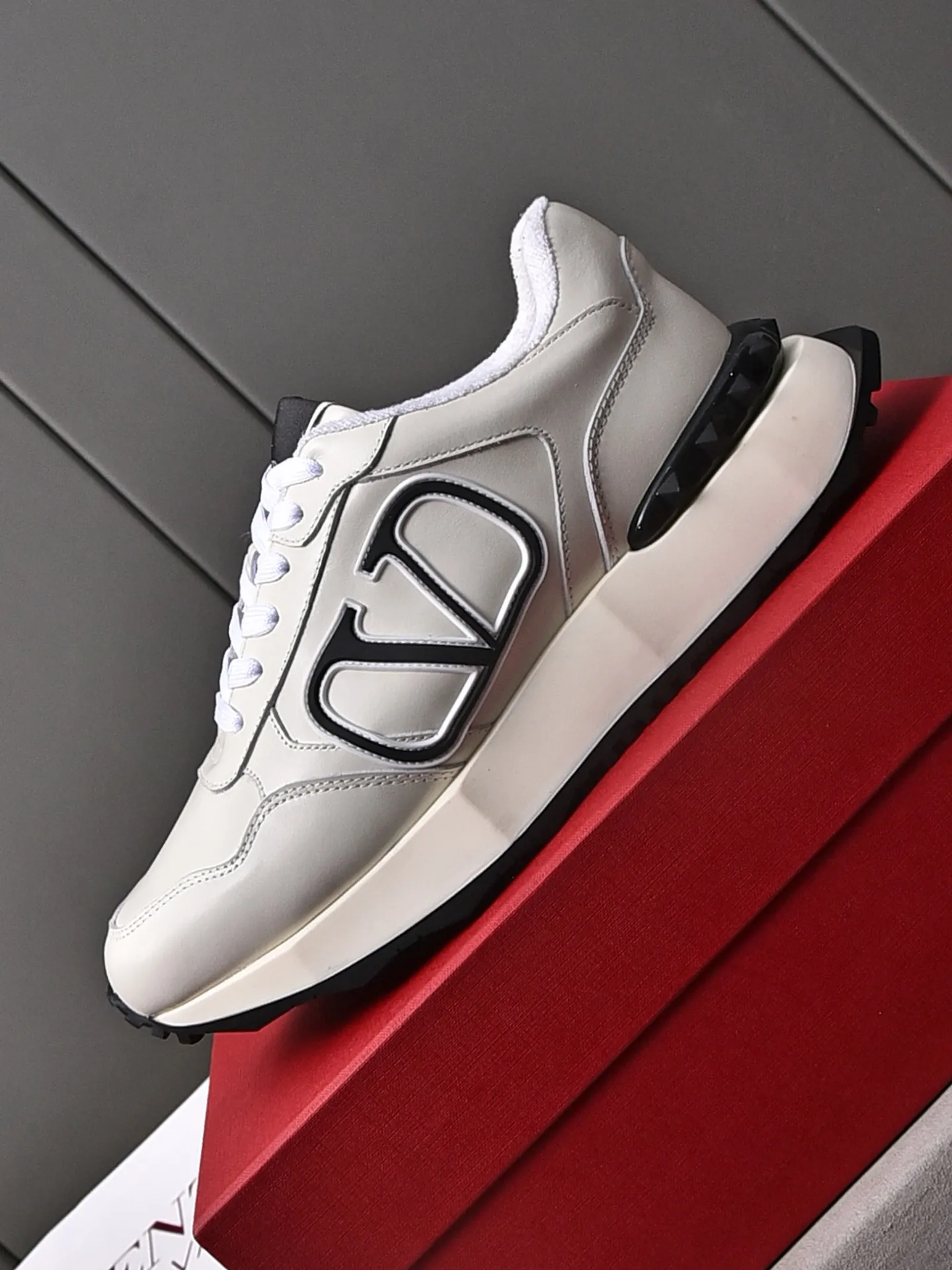 Men's men's shoes 💰560❣️🔺Valentino🔺Valentino New casual shoes Forrest Gump shoes Sports shoes ☑️ The latest popular models on the catwalk, the same style worn by Yang Yang, Zhang Yixing, Guan Xiaotong and many other stars. The upper is glued and embossed with craftsmanship. The oversized LG shows luxury and domineering. It is so beautiful that it is so handsome that it shows a different casualness and fashion. It is a must-have for men‼ ️Material: Original custom-made first-layer cowhide for the upper. Lining: High-density breathable terry cloth. Outsole: Original molded steel-stamped foam combination sole Size: Male 39~44 (45 is custom-made and non-returnable) Full set of counter original packaging